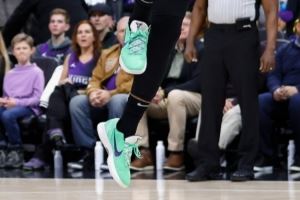 德罗赞:我打球从不系鞋带 小时候怕把鞋弄皱了就不系 后来习惯了