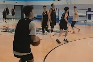 状态不错!赵睿参加北京男篮公开训练 侧翼命中三分