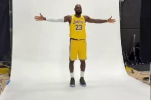 NBA官推晒詹姆斯拍摄定妆照:LBJ参加史无前例的第23个媒体日!