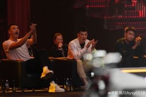 翟晓川与赵睿、方硕一起观看王楚钦的比赛:太激动了 嗓子喊哑了