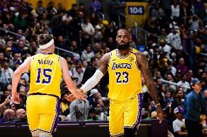 里夫斯:就算勒布朗六年前退役他仍是GOAT 他继续打就是因为热爱