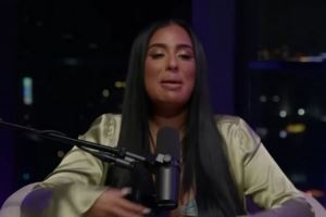 女主持:我还是处女 皮尔斯:你说啥?你都是老女人了好吧!