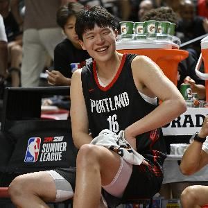  杨瀚森：平时翻译做饭 他不在就自己做 会面条炒鸡蛋和酱油蘸豆腐