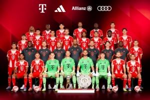  拜仁25-26赛季全家福：夏窗四新援在列，德超杯奖杯、沙拉盘出镜