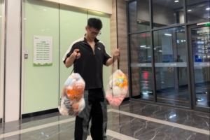 高手！王岚嵚社媒晒出两大袋娃娃：需要滴滴代抓嘛～