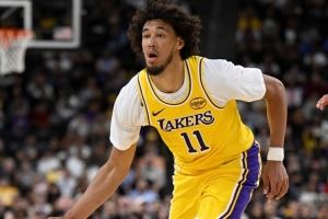 望无碍！海斯4中3得到6分4板1断 遭遇手腕扭伤提前退赛