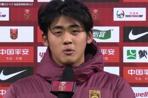  栾毅：我们非常团结，很不容易拿下这一分，虽然说少一个人